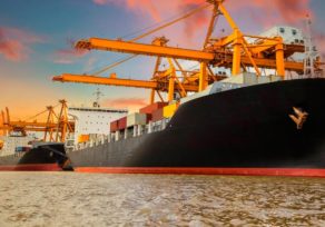 Las economías de escala de grandes buques dominan ahora mismo el sector marítimo.